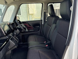 前席は運転席と助手席が並び、座面や背もたれの形状から落ち着いた着座姿勢をイメージできます。窓が広く外の様子を確認しやすいため、日常の移動にも使いやすい空間です。
