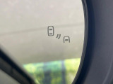 【ブラインドスポットモニター】走行中、ドアミラーの死角になりやすい箇所に後続車が接近するとサイドミラー付近に警告を表示、ドライバーに注意喚起をしてくれます。