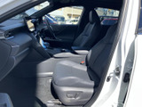 機能性とデザイン性を兼ね備えた運転席周り。操作しやすい配置で、安全運転をサポートします。上質な素材が、快適なドライブを演出。