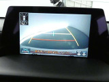 バックガイドモニター付き。車両後方の映像をナビ画面に表示し、駐車などの後退操作をサポートします。