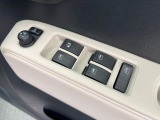 【電動格納ミラー】サイドミラーは電動格納式となっており、狭い駐車場でもキズがつくリスクを抑えられます。
