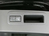 ワンタッチでバックドアが開閉。重たいバックドアも力いらずで開閉できる便利なパワーバックドア付きです!