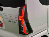 カスタム専用クリスタルLEDリヤコンビネーションランプ(LEDストップランプ)で省電力・長寿命化を実現。