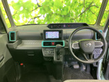 運転席まわりは視界が広く、前方の様子を確認しやすいレイアウトです。明るい色調の内装にアクセントカラーが添えられ、ナビや計器類も目に入りやすくまとまっています。
