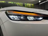 【LEDヘッドライト】悪天候や夜間走行時も良好な視界を確保し安心して運転できる高輝度LEDヘッドライトを装備!点灯速度が早く、消費電力も抑えられています。