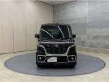 お車購入のポイントとなるフロントマスクです!シャープな目つきが印象的なデザインのヘッドランプです。