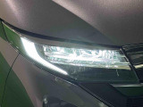 対象物が見やすく白く明るい光で夜間走行をサポートするLEDヘッドランプを搭載