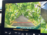 車両後方の映像とガイド表示を画面で確認でき、駐車時の周囲確認をサポートします。見たい範囲を把握しやすく、狭い場所での操作にも役立つ装備です。