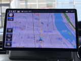 大きく見やすい画面に地図が表示され、現在地や周辺道路を確認しやすいナビ画面です。タッチ操作で目的地を探せるため、初めての場所への移動にも役立ちます。