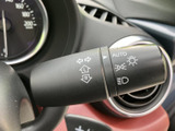操作しやすいウインカーレバーで、スムーズな車線変更をサポートします。安全確認をしっかり行い、安心して操作してください。