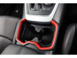 使い勝手の良いフロントセンター部のカップホルダー!よく使う場所にあると便利ですよね。