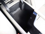 コンソールの肘掛けの下には収納があるだけでなく、USB端子が備えられています スマートフォンが無接点充電に対応していない場合は、こちらで有線による充電ができます