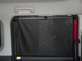 セカンドシートの窓ガラスには日よけのシェードを装備しています。強い日差しのカットに、プライバシー対策としても重宝します。
