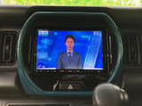 テレビ映像を楽しめる画面を備えており、停車中の待ち時間を車内で過ごす際にも便利です。画面で番組を確認しやすく、移動の合間にひと息つきたい場面にも活用いただけます。