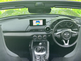 運転席から前方を見渡しやすいレイアウトで、メーターや中央の画面も視線を向けやすい位置にあります。シートに腰掛けたときの落ち着いた空間と、まとまりのある車内が魅力です。