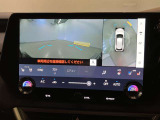 レクサスのお車はすべてバックモニターを標準装備。駐車時のご不安を解消する、パノラミックビューモニターも装備しています。