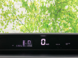 視認性の高いデジタルメーターが、運転に必要な情報をわかりやすく表示します。走行距離や各警告灯の状態も一目で確認できます。