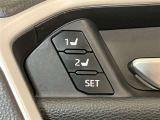 運転席ドアに運転席パワーシートのポジション設定して登録することでボタンを押すだけで登録したポジションに移動させてくれるメモリーボタンが付いています。