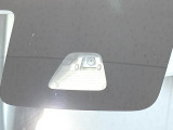 【スマートアシスト】走行中に前方の車両等を認識し、衝突しそうな時は警報とブレーキで衝突回避と被害軽減をアシスト。より安全にドライブをお楽しみいただけます。