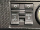 両側パワースライドドアウェルカムオープン機能 降車時にスイッチで予約しておけば、乗車時に電子カードキーを持ってクルマに近づくだけでパワースライドドアが自動でオープン♪