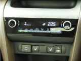オートエアコンを装備しておりますので、四季を通じて車内を快適な温度に保つことが出来ます!高級感が有りますね!