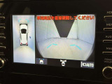 パノラミックビューモニターを装備。駐車場や交差点でクルマを真上から見るように周囲を確認できます。機能の詳細は販売店スタッフまでおたずねください。