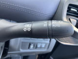 操作しやすいウインカーレバーは、安全運転に貢献。直感的に操作でき、運転に集中できます。スムーズな車線変更をサポートします。