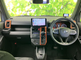 運転席まわりはメーターやナビ画面が視線の届きやすい位置にまとまり、前方を見ながら確認しやすい配置です。フロントガラス越しの見通しもよく、運転席と助手席それぞれで落ち着いて過ごせる空間です。