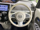インテリアに合わせたデザインのステアリングは、運転される方のことも考え、運転しやすい形状、大きさです。是非一度、実際に触ってお確かめください。