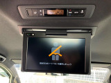 ★【フリップダウンモニター】 嬉しい後席モニターを装備♪後席の方も画面を見ながらゆったりとくつろいで頂けます!お子様も大喜びですね☆