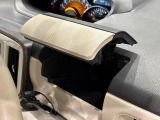 手の届くところに大きな小物入れ。運転席側インパネアッパーボックス。