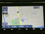 道路や周辺施設が表示された地図画面で、現在地周辺を確認できます。縮尺表示に加え、目的地や地点登録、表示変更の項目もあり、行き先の確認や設定に便利です。