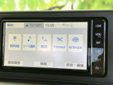 多彩な情報を一画面に集約。直感的な操作性で、快適なドライブをサポートします。地図表示やオーディオ操作もスムーズに行えます。