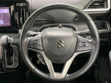 インテリアに合わせたデザインのステアリングは、運転される方のことも考え、運転しやすい形状、大きさです。是非一度、実際に触ってお確かめください。