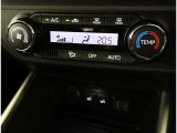 温度コントロールフルオートエアコンです。運転席で温度設定ができます。冷え性の方が乗っても安心ですね♪