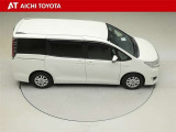 トヨタ純正ドライブレコーダー(DRT-C68A)を装着しています。また、前席には、シートヒーターを内蔵しています。もちろんエアコンは、前後ともにオートエアコンを採用しています。