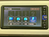 様々なソースに対応し、お好みの音楽を存分に楽しめます。直感的な操作で、簡単に再生したい曲を選択できます。