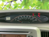 メーターの表示が運転席前方にまとまり、速度やシフト位置などを確認しやすい構成です。視線を大きく移さずに必要な情報を把握でき、毎日の運転をサポートする見やすい配置です。