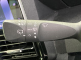 レバー上の表示が確認しやすく、運転席から操作位置を把握しやすい設計です。手元で扱える位置にまとまっているため、天候が変わる場面でも運転に集中しやすくなります。