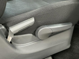 【運転席シートリフター】運転席の座面の高さを調整!視界の良い位置に高さを調整することで、運転の安全性が向上します☆