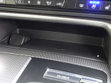 【ワイヤレス充電】コード不要のワイヤレス充電が装備されています。一部対応していない機種もございます。