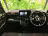 運転席まわりは各表示やスイッチが見渡しやすくまとめられ、前方の視界も開放的です。シートに座った際の見通しを確かめやすく、落ち着いた色合いの室内で運転に集中できます。
