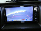 バックガイドモニター付き。車両後方の映像をナビ画面に表示し、駐車などの後退操作をサポートします。
