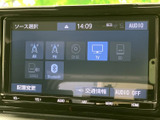 AM・FMやディスク、テレビ、SD、Bluetoothなど、複数の音源を画面から選べます。表示が整理されており、気分や利用シーンに合わせて音楽やラジオを切り替えやすい装備です。