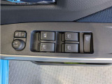 パワーウィンドウのスイッチですよ。 運転席に居ながら窓を開け閉めのコントロールできますよ。 ロック機能で、子供がイタズラして窓を開けるという事も無くなりますよ。