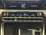 デュアルオートエアコン付きです。運転席・助手席でそれぞれ吹き出す風の温度や風量など自動調整してくれます。