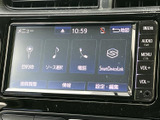 タッチ画面には目的地や音源選択などのメニューが並び、使いたい項目を選びやすい構成です。画面横にも音量やメニューのボタンがあり、日常の移動を便利にサポートします。