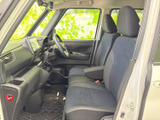 機能的なデザインが際立つ運転席周り。操作しやすい配置で、運転に集中できます。快適なドライブをサポートします。