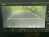 後方確認がスムーズに行えるバックモニター付き。狭い道や駐車時も安心です。ガイドライン表示で、距離感が掴みやすく、安全な運転を支援します。