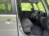 前席へはドア開口部から乗り込みやすく、運転席まわりまで視線が届く見通しのよい室内です。落ち着いた色合いのシートで、毎日の移動もくつろげます。